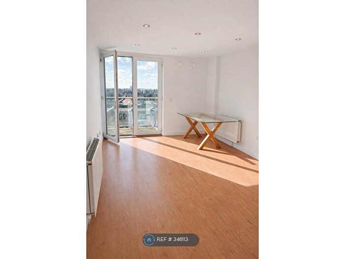 2 Bedroom Flat To Rent In Molineaux Court, Hounslow, TW3