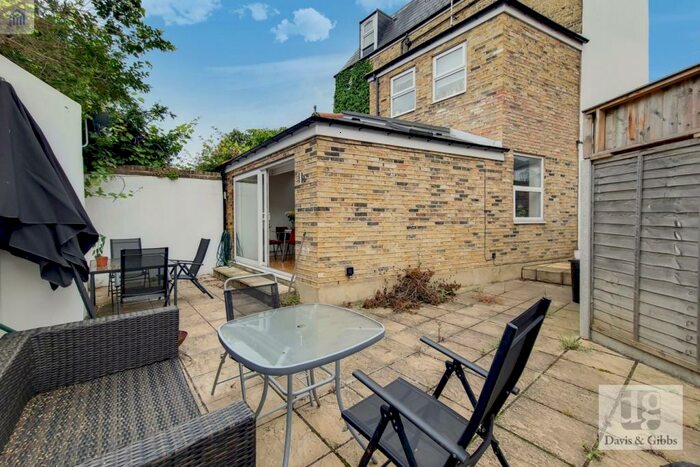 3 Bedroom Flat To Rent In Rossiter Road, Balham, SW12