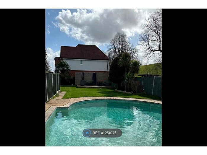 4 Bedroom Detached House To Rent In Hurst Road, West Molesey, KT8