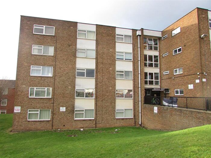 Flat To Rent In Burfield Court, Handcross Road, Luton, LU2