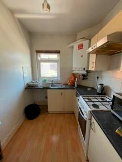 2 Bedroom Flat To Rent In Hazelbury Crescent, Luton, LU1