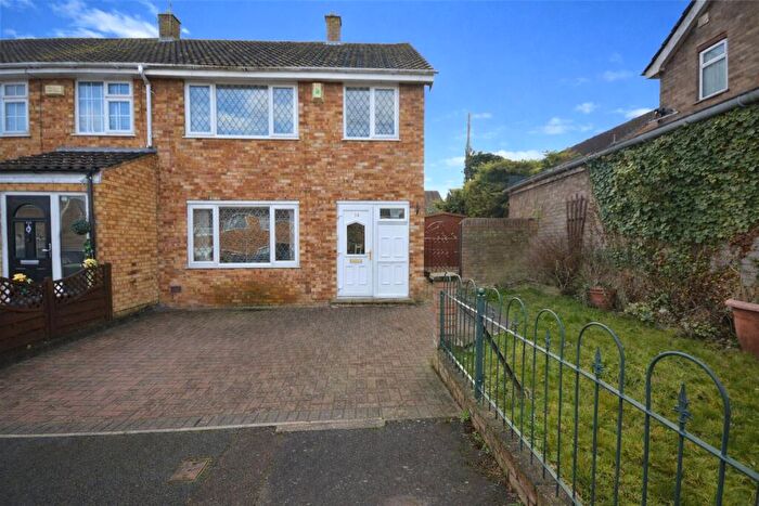 3 Bedroom End Of Terrace House For Sale In Oatfield Close, Luton, Bedfordshire, LU4