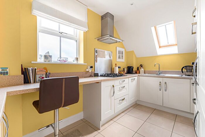 2 Bedroom Flat For Sale In Merritts Meadow, Petersfield, Hampshire, GU31