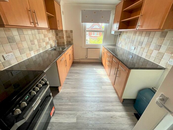 2 Bedroom Flat To Rent In Byron Road, Worthing, West Sussex, BN11
