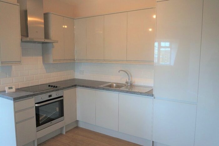 3 Bedroom Flat To Rent In Manor Drive North, New Malden, KT3