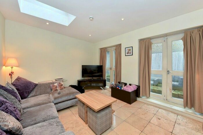2 Bedroom Flat To Rent In Fulham High Street, Fulham, SW6