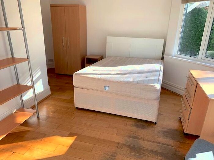 Studio To Rent In Queens Road, Hendon, London, NW4