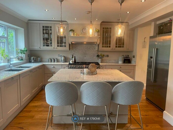 4 Bedroom Semi-Detached House To Rent In Waverley Road, Enfield, EN2