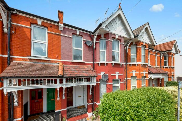 2 Bedroom Flat To Rent In Temple Road, London, NW2