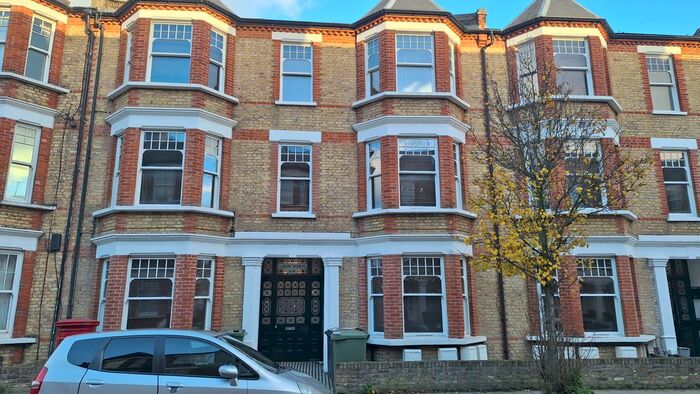 3 Bedroom Flat To Rent In Edgeley Road, Clapham, SW4