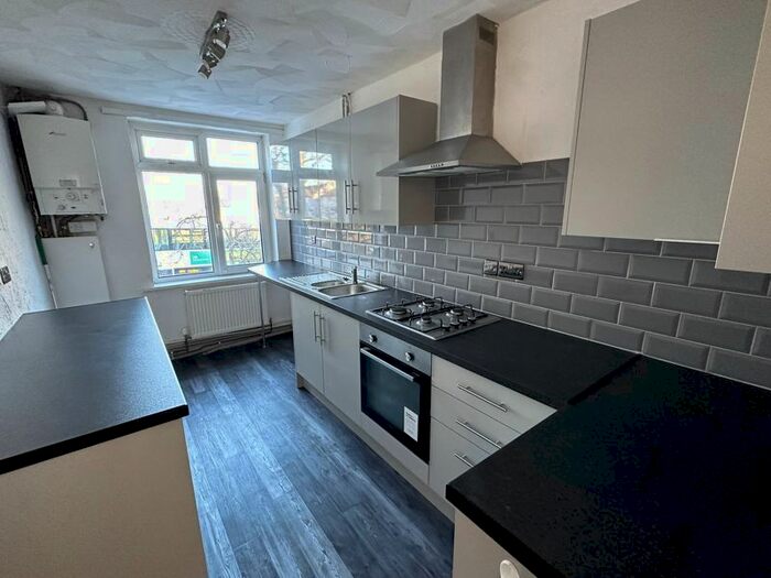 3 Bedroom Flat To Rent In Aldonley, Huddersfield, HD5