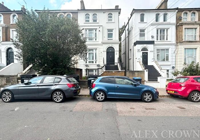 Studio To Rent In Woodland Road, New Southgate, N11