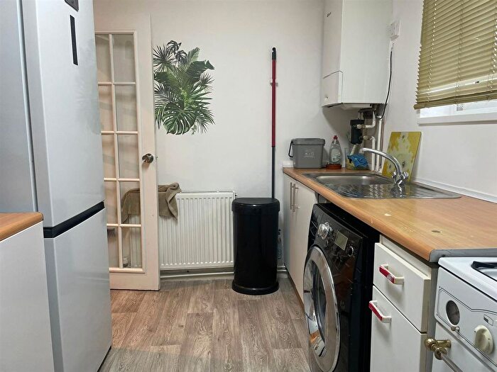 2 Bedroom Flat To Rent In Intalbury Avenue, Aylesbury, HP19