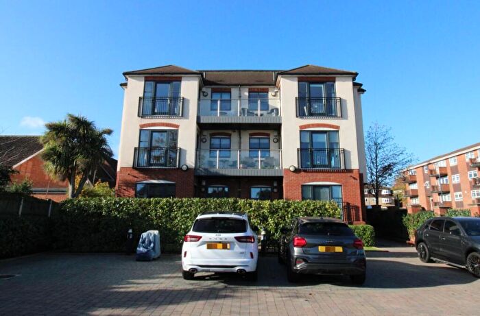 2 Bedroom Flat For Sale In Deyncourt Gardens, Upminster, Essex, RM14