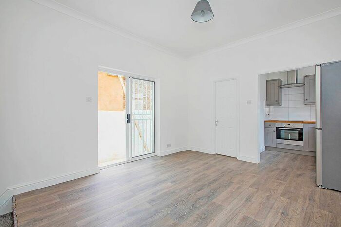 1 Bedroom Flat To Rent In Battersea Park Road, London, SW11