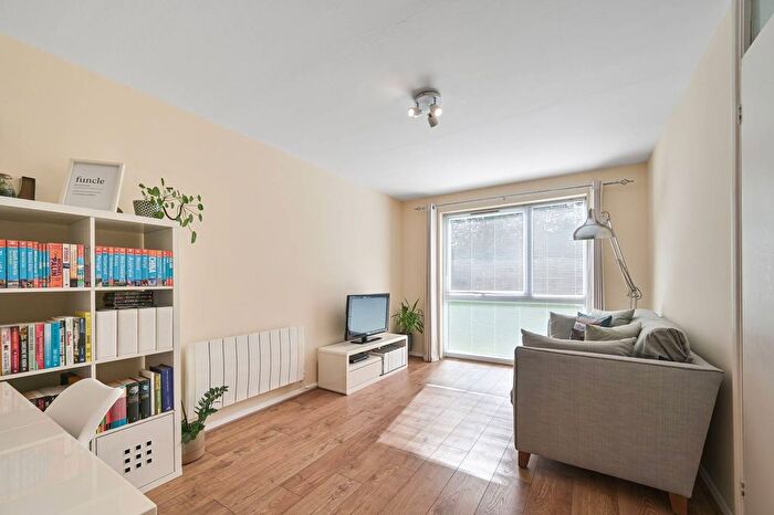 1 Bedroom Flat For Sale In Larch Close, New Southgate, London, N11