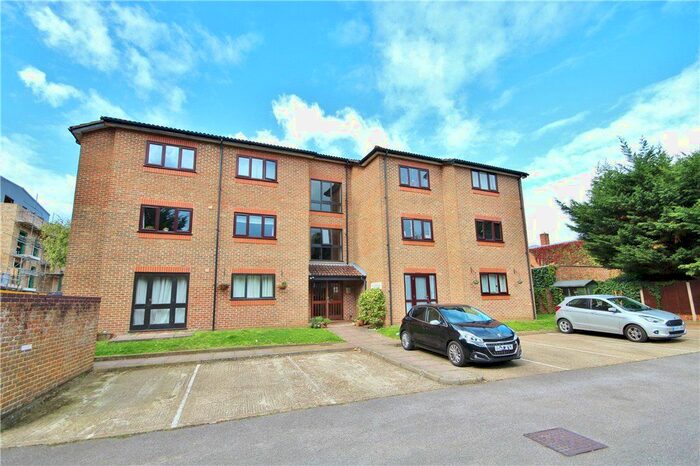 1 Bedroom Flat To Rent In High Street, Addlestone, Surrey, KT15