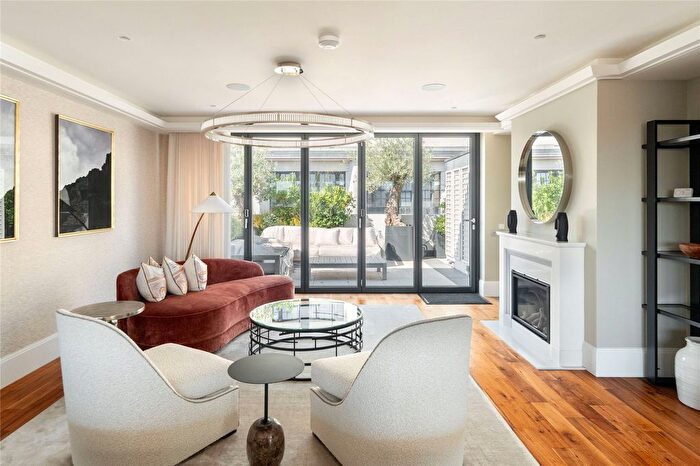 3 Bedroom Flat To Rent In Young Street, Kensington, W8