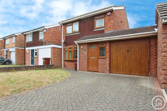 3 Bedroom Detached House For Sale In Moor Park Close, Rainham, ME8
