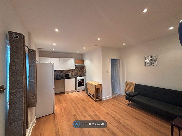 1 Bedroom Bungalow To Rent In Broad Walk, London, N21