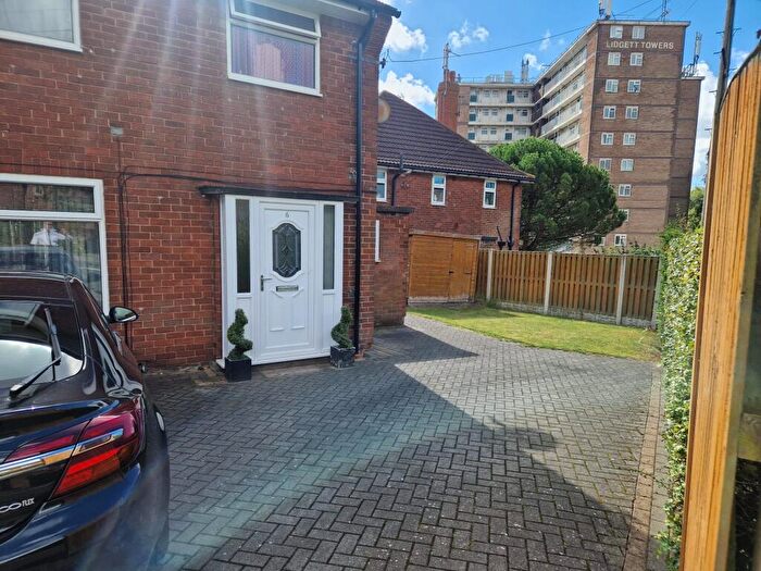 3 Bedroom Semi-Detached House For Sale In Larkhill Green, Leeds, LS8