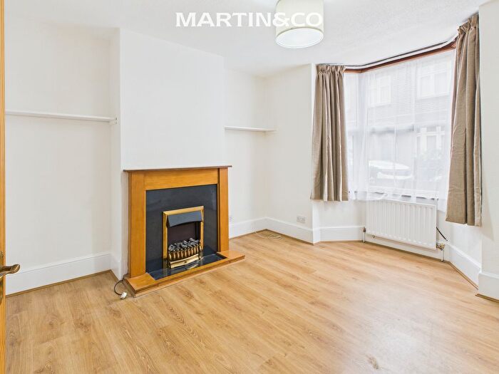 2 Bedroom Cottage To Rent In George Street, Staines, TW18