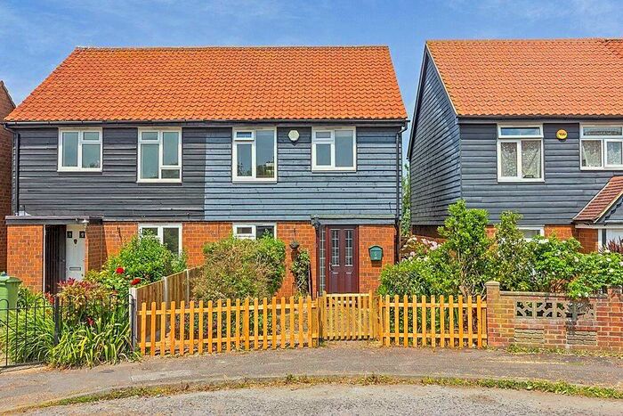 3 Bedroom Link Detached House To Rent In Fruiterers Close, Rodmersham Green, Sittingbourne, Kent, ME9