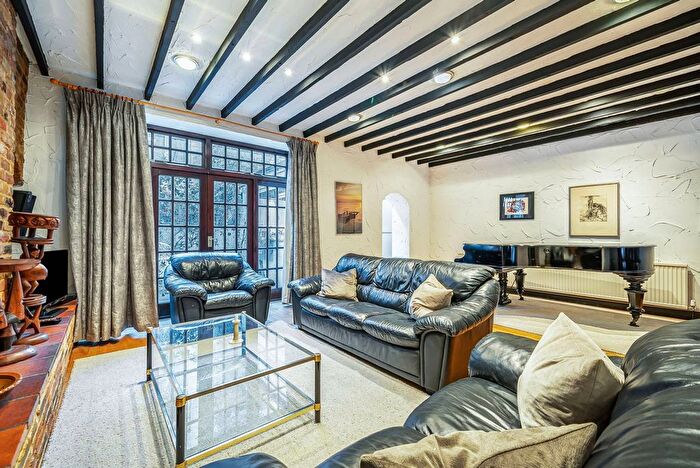 3 Bedroom Flat To Rent In Queens Gate Gardens, South Kensington, London, SW7