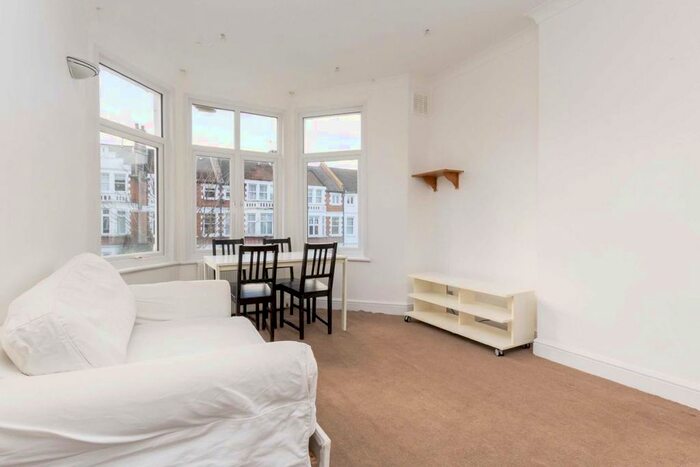 3 Bedroom Flat To Rent In Salford Road, London, SW2