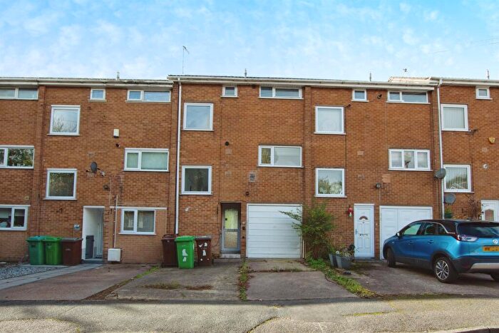 3 Bedroom Town House For Sale In Parkwood Court, Nottingham, NG6