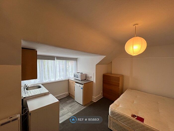 Studio To Rent In Ealing, London, W5