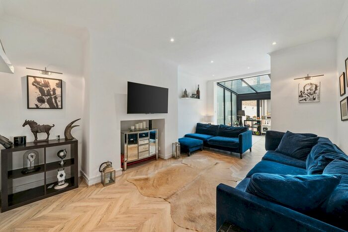 2 Bedroom Flat To Rent In Onslow Road, Richmond, TW10