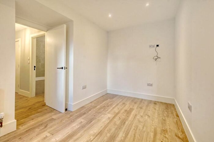 2 Bedroom Apartment To Rent In - Westcliff Avenue, Westcliff-on-Sea, SS0