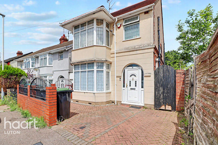 4 Bedroom Detached House For Sale In Sherwood Road, Luton, LU4