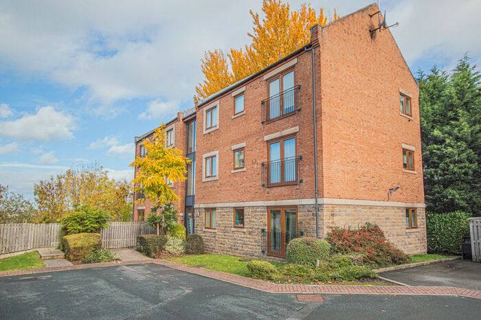 2 Bedroom Flat To Rent In Greenlea Court, Huddersfield, HD5