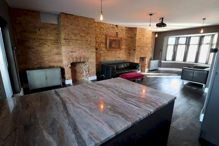 3 Bedroom Flat To Rent In Hadleigh Road, Leigh-On-Sea, SS9