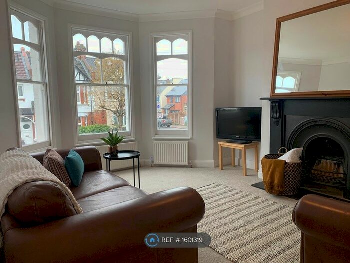 3 Bedroom Flat To Rent In Revelstoke Road, London, SW18