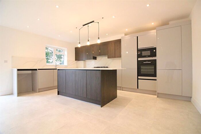 4 Bedroom Semi-Detached Bungalow To Rent In Shady Bush Close, Bushey, WD23