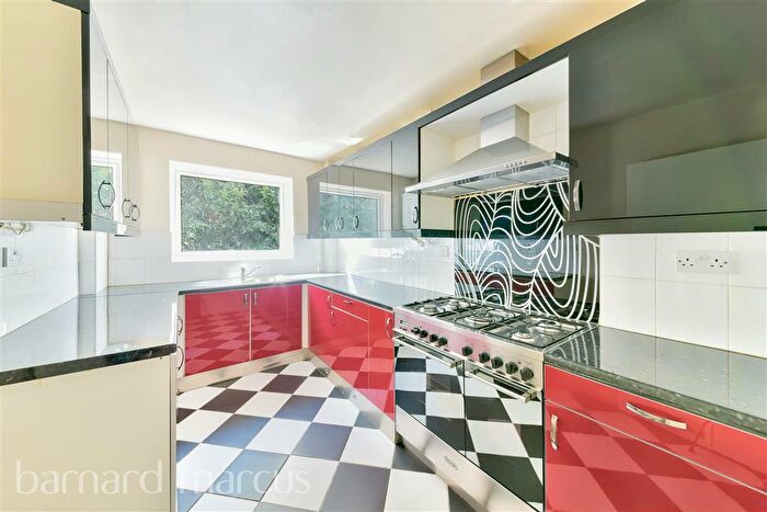 2 Bedroom Flat To Rent In Reddington Close, South Croydon, CR2