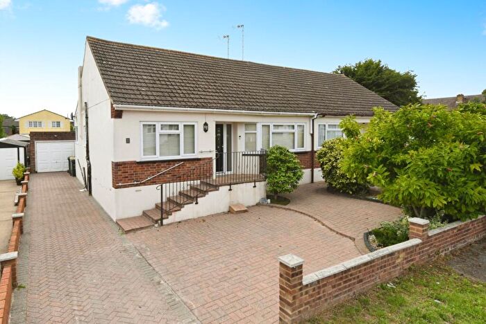2 Bedroom Bungalow For Sale In Winbrook Close, Rayleigh, Essex, SS6