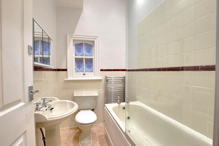 1 Bedroom Flat To Rent In Monument Hill, (), KT13