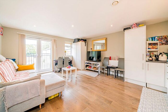 1 Bedroom Flat To Rent In Castlebar Road, Ealing, W5