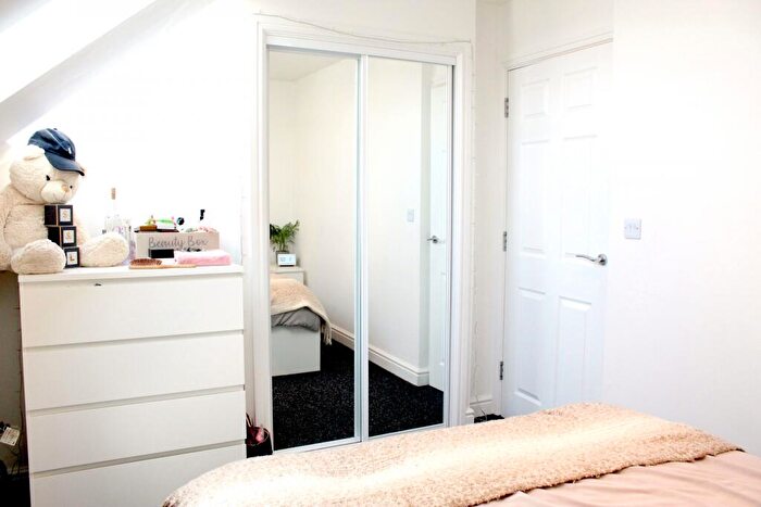 1 Bedroom Flat To Rent In Flat, High Street - Bed, LN5