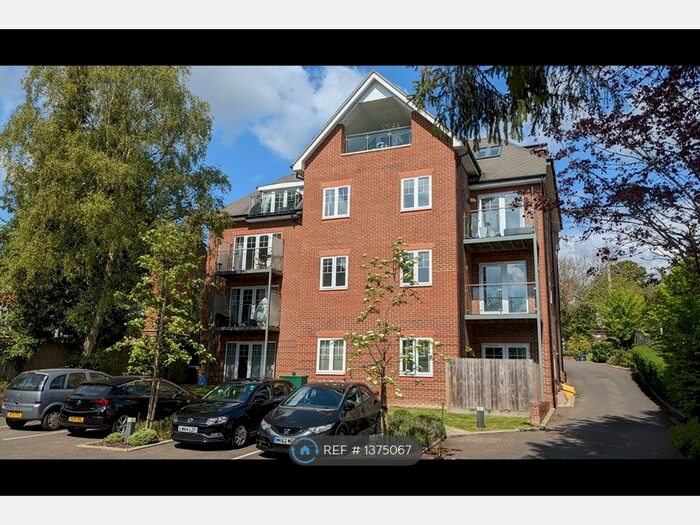 2 Bedroom Flat To Rent In Strata House, High Wycombe, HP12