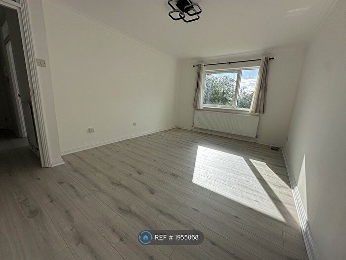1 Bedroom Flat To Rent In Griffin Lodge, London, N12