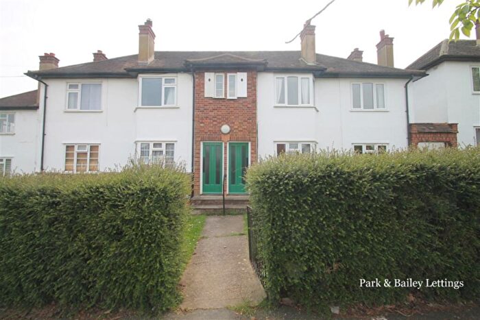 2 Bedroom House To Rent In Bedroom First Floor Maisonette In Sutton, SM1