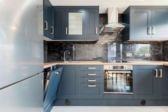 1 Bedroom Flat To Rent In Regents Square, Tower Hamlets, London, E3