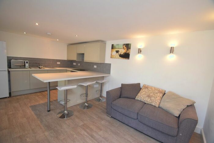 3 Bedroom Flat To Rent In Well Lane, Falmouth, TR11
