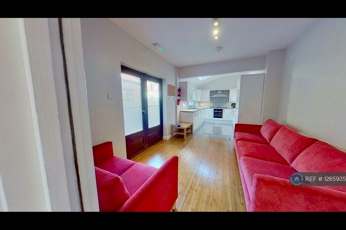 7 Bedroom Semi-Detached House To Rent In Bute Avenue, Nottingham, NG7