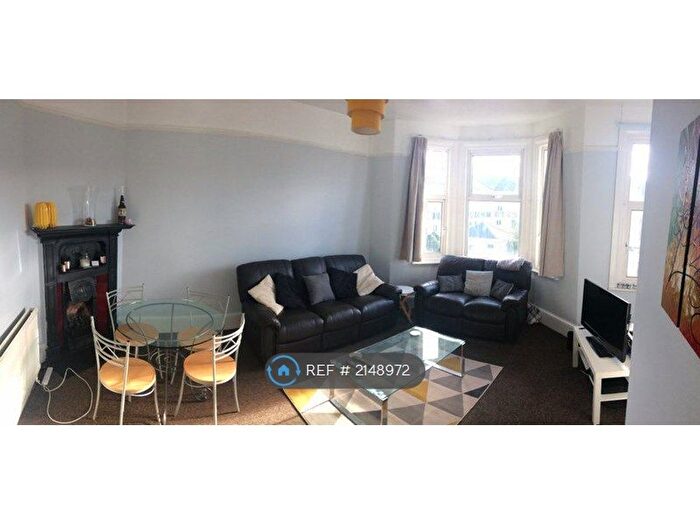 3 Bedroom Flat To Rent In Beechcroft Road, London, SW17